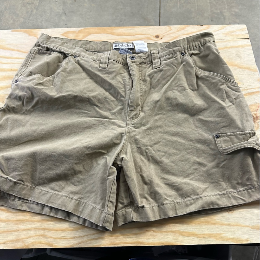 Columbia Men’s 42 Cargo Hiking Shorts Tan 100% Cotton Outdoor